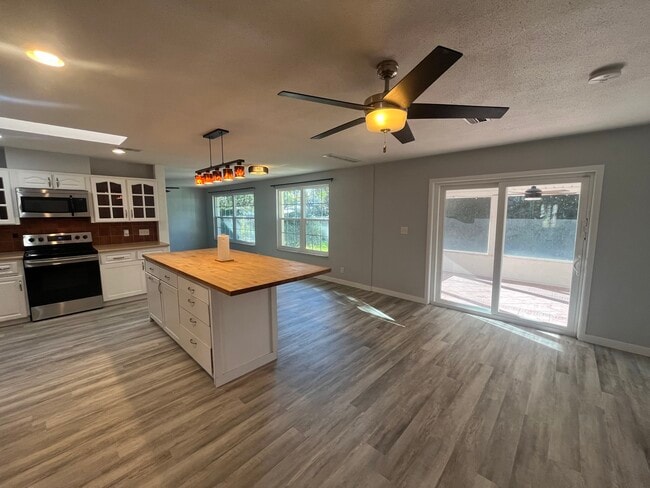 Building Photo - 22 Oakmont Cir