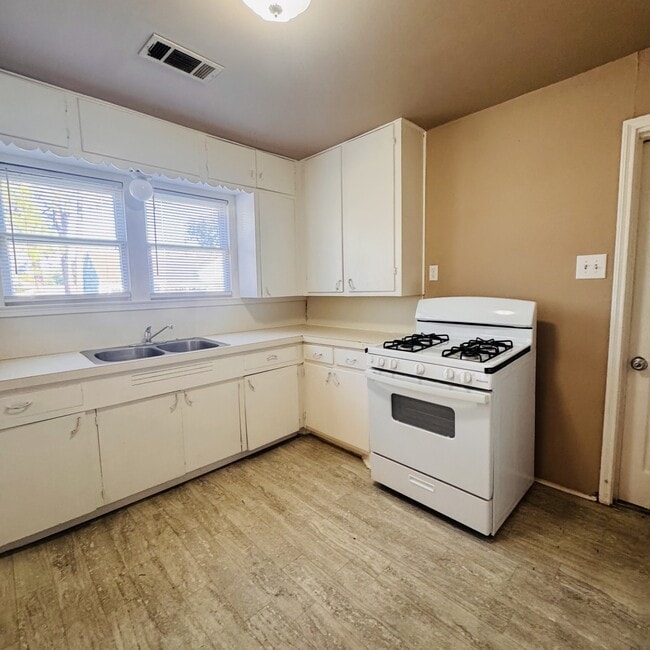 Building Photo - 3148 Alamo Ave