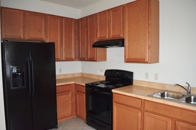 Building Photo - Cute 3/2.5 Townhouse with 2-Car Garage in ...