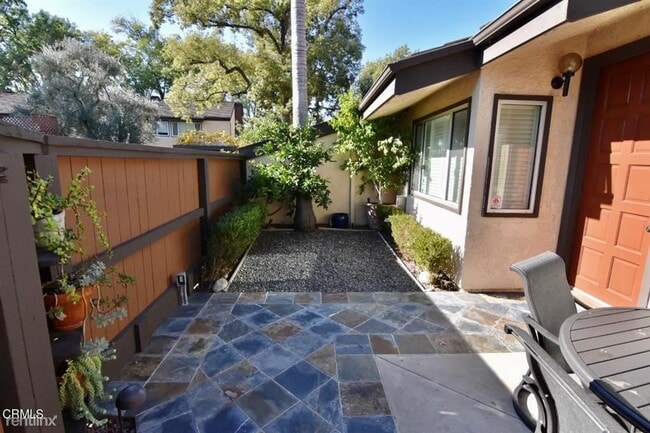 Building Photo - 3 br, 2.5 bath Townhome - 222 S Marengo Ave