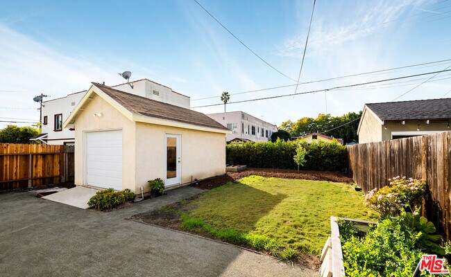 Building Photo - 3041 11th Ave