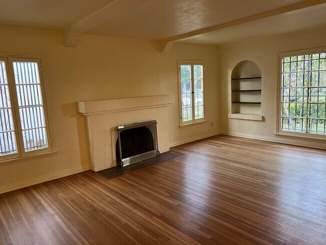 Building Photo - 1293 S Cloverdale Ave
