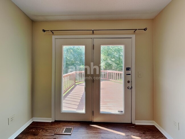 Building Photo - 2220 Siesta Dr