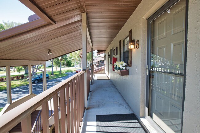 Building Photo - Annual Unfurnished 2 Bed 1 Bath Second Flo...