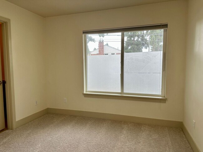 Building Photo - Enjoy pets and parking at this ideal townhouse