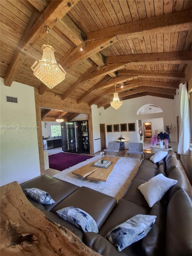 Foto del edificio - 6350 Pine Tree Dr