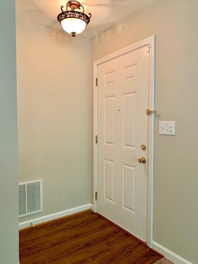 Foto del edificio - Rare 3 Bed/2 Bath Duplex With Attached Garage in Lovely College Park!