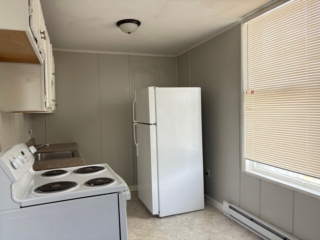 Building Photo - 729 E Maple St