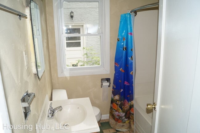 Building Photo - 3 br, 1.5 bath House - 2103 Minnehaha Ave.