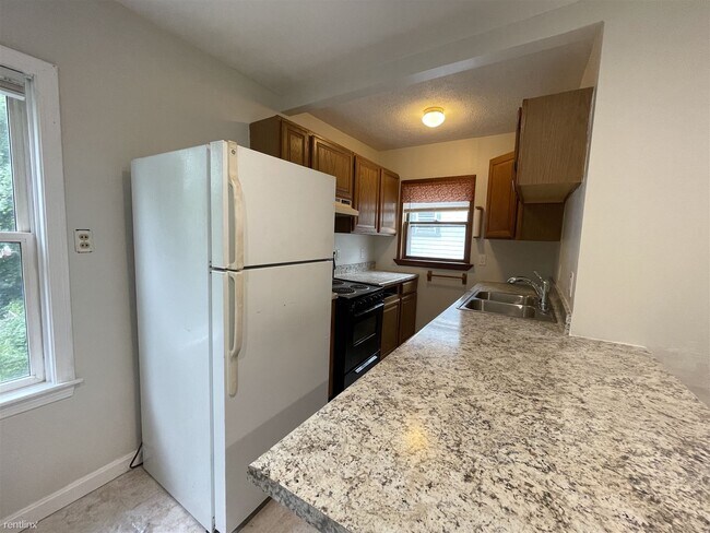 Building Photo - 2 br, 1 bath Duplex - 11 Morrison Street 2