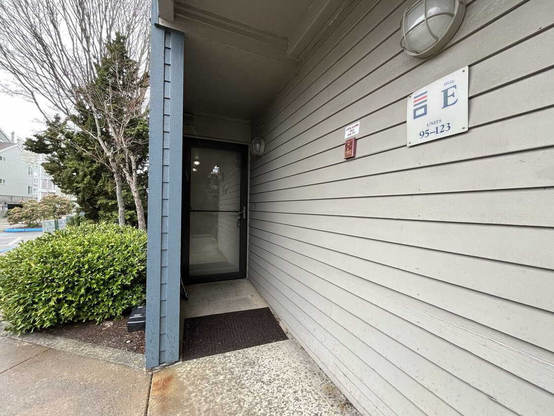 Ground Floor End Unit on Jantzen Beach with River Views & Flexible Living Space - Ground Floor End Unit on Jantzen Beach with River Views & Flexible Living Space