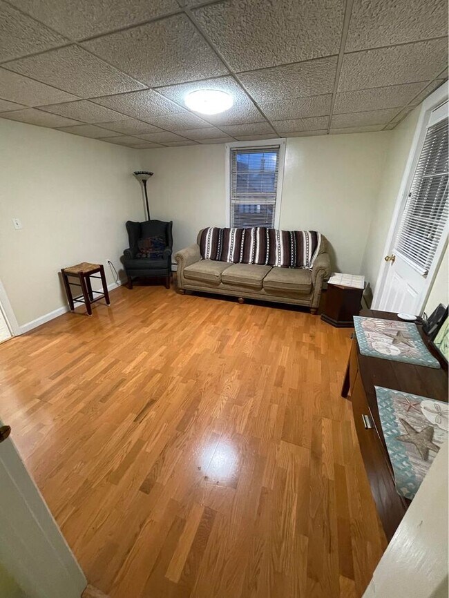 living room - 204 Presidents Ln