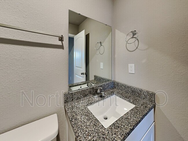 Foto del edificio - 107 SW Lily St