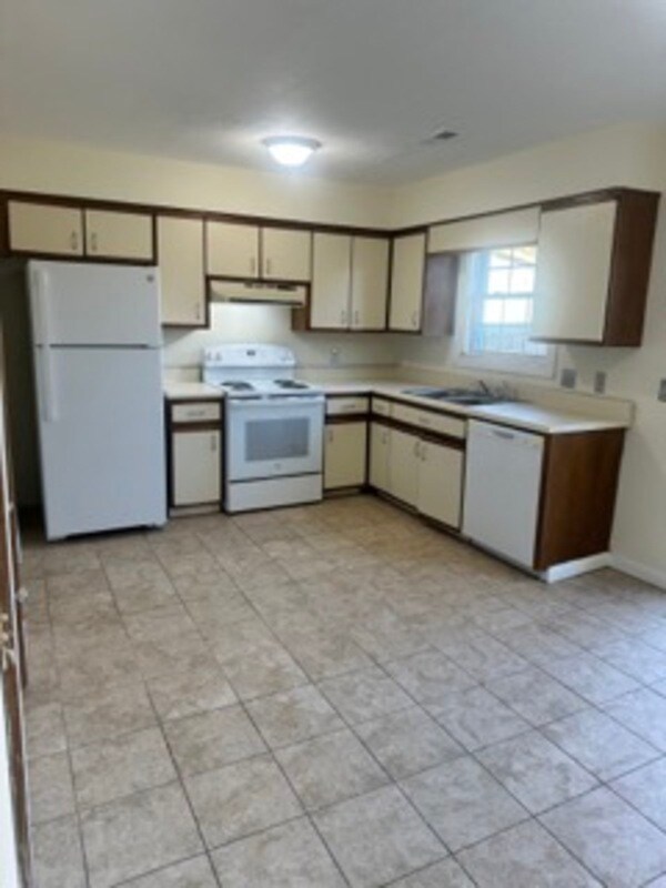 Building Photo - 1001 Fairway Gardens Dr