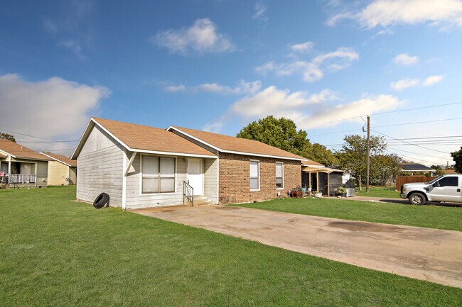 Building Photo - 1633 Kelly Dr