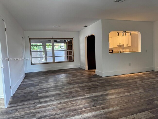 Foto del edificio - 985 NE 115th St