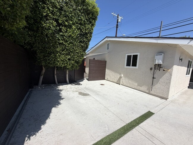 Building Photo - 6024 Lindley Ave