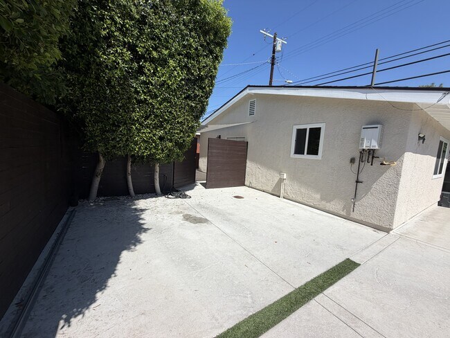 Foto del edificio - 6024 Lindley Ave