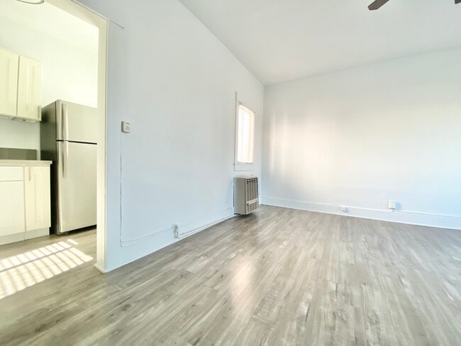Building Photo - 816 S Park View St