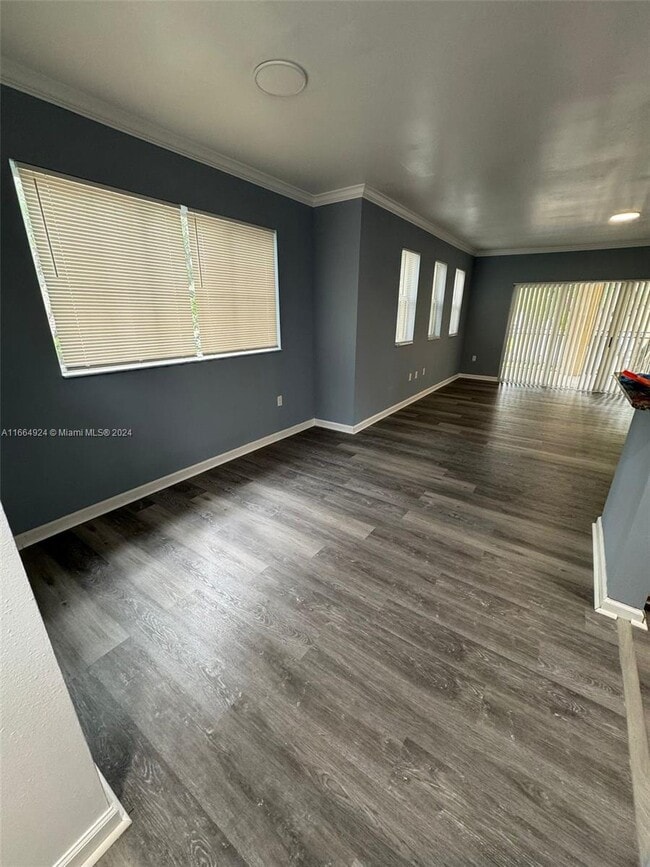 Foto del edificio - 2498 Centergate Dr