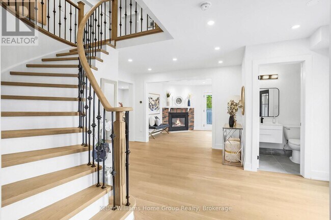 Photo du bâtiment - 1105 Ewing Crescent