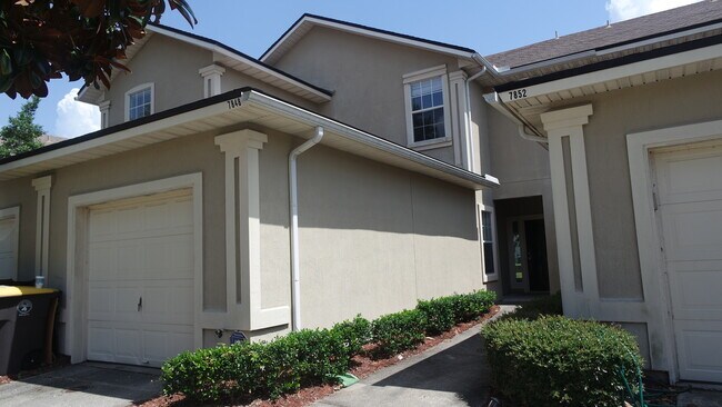 Building Photo - Great value for this 2/2.5 Westside home!