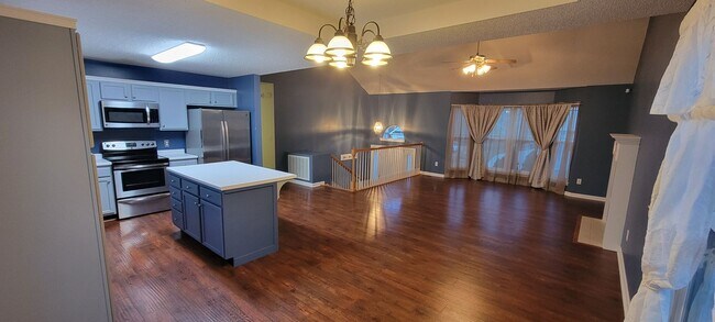 Building Photo - Fantastic 3 BR and 2 Bath Split level 2052...