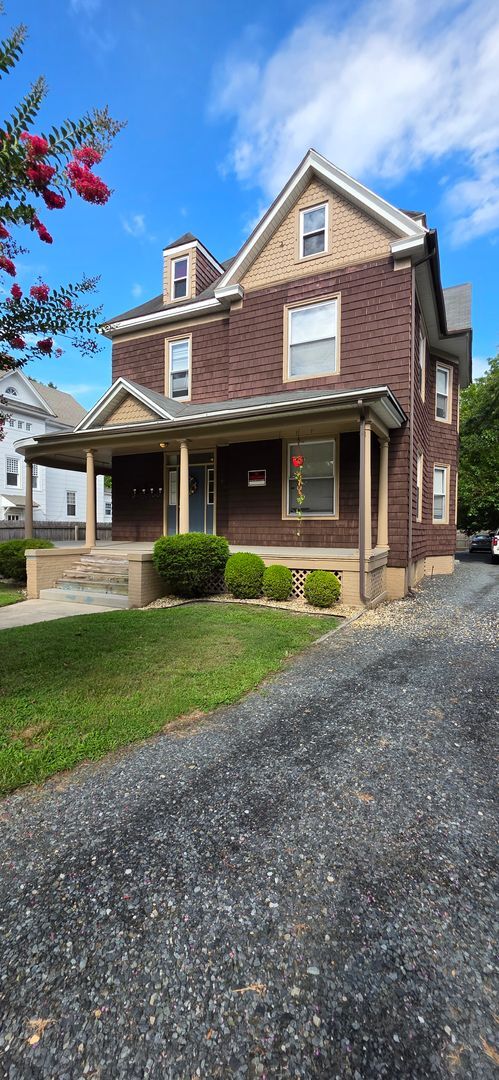Foto del edificio - Detached Garage Appt. on  Beautiful Camden Ave.