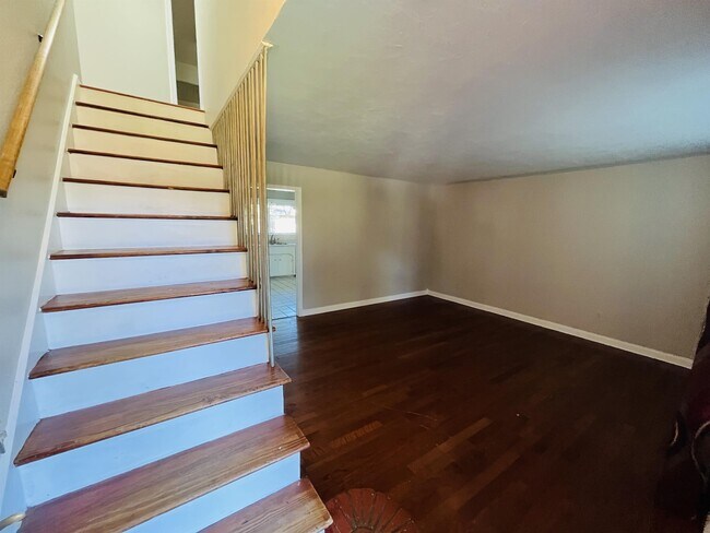 Foto del edificio - 616 Belle Air Ave