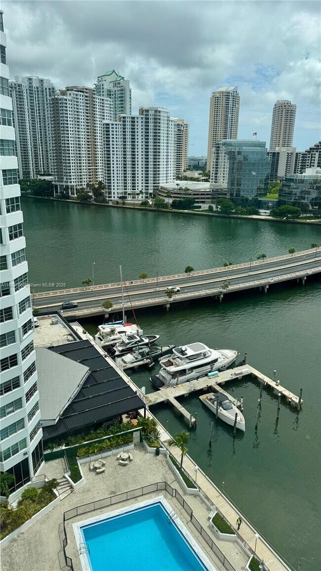 Foto del edificio - 905 Brickell Bay Dr