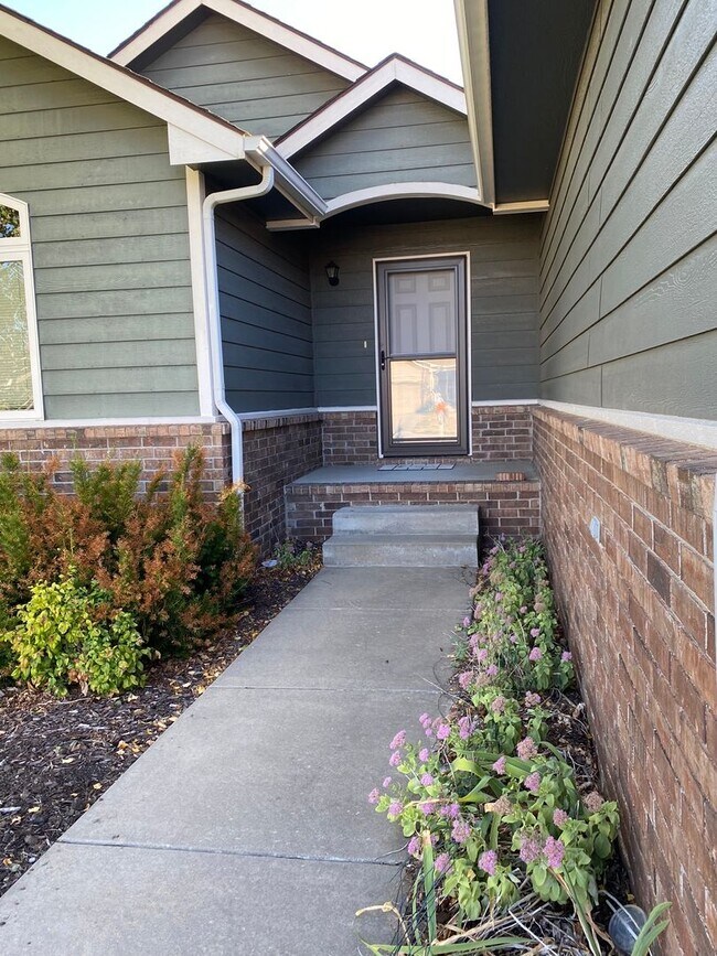 Building Photo - Beautiful 4 Bedroom Home in Derby with Bra...