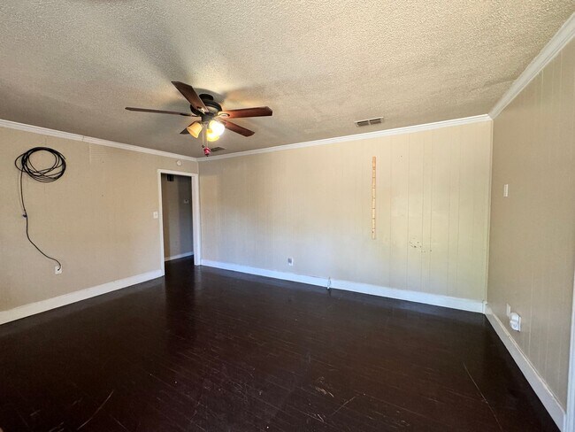 Building Photo - Move in Special!!!  New Renovations. 3 bed...