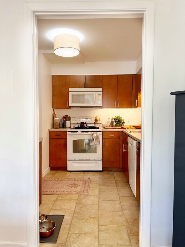 drom dining area into kitchen - 193 Ledgewood Cir