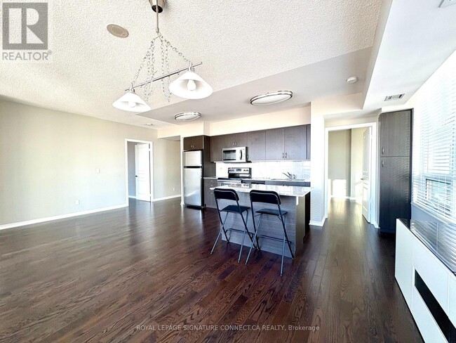 Building Photo - 2230 Lake Shore Blvd W