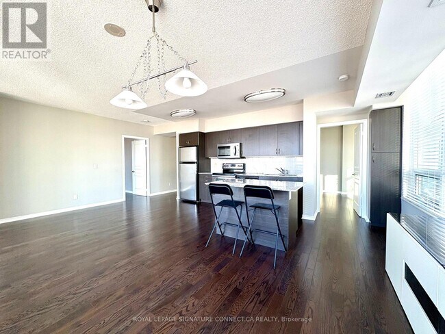 Photo du bâtiment - 2230 Lake Shore Blvd W