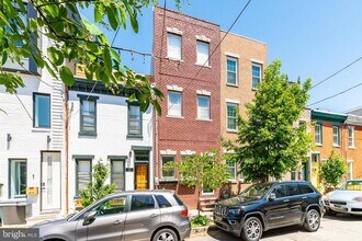 Building Photo - 2113 Montrose St