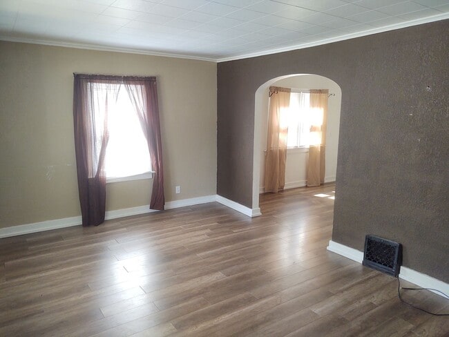 Building Photo - Charming 2 Bedroom House