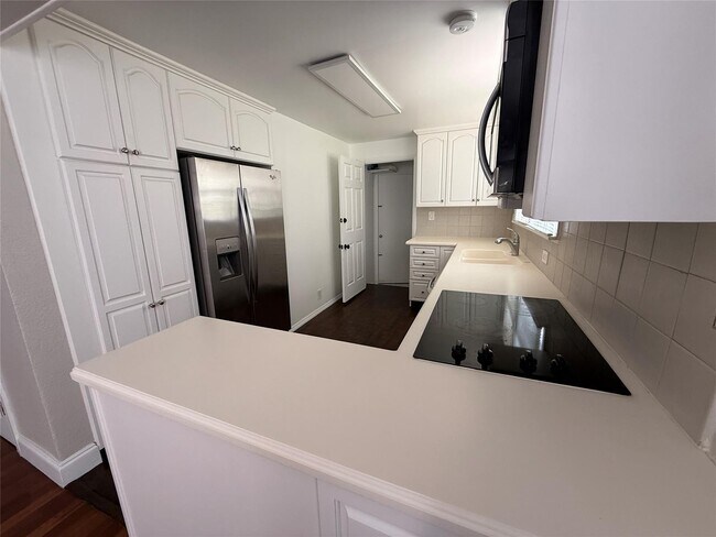 Building Photo - 5025 SW 64th Ave