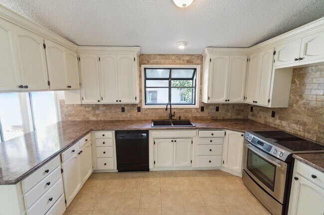 Foto del edificio - Beautiful Single Family Home Located In In...