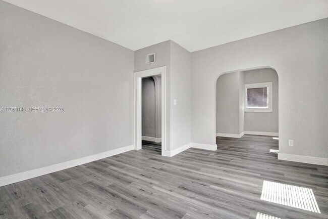 Foto del edificio - 327 SW 20th St