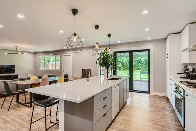 Building Photo - Evolve Real Estate: Meticulously Maintained 3 Bed RANCH Home with Deck and Large Backyard Availab...