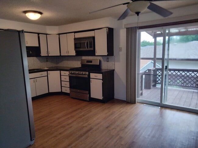 Kitchen with deck - 1412 Lamplighter Dr