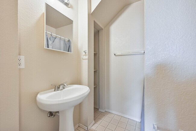 Foto del edificio - 404 Kings Way Dr