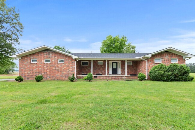 Foto del edificio - Charming Full Brick Home in Peaceful Count...