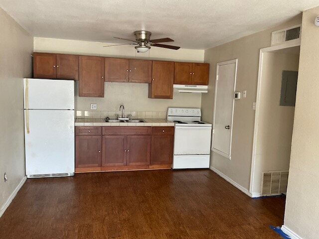 Foto del edificio - 806 McCauley Blvd