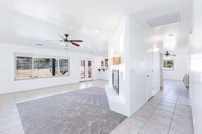 Building Photo - Horse Property! 4 bedroom, 3 bath home in ...