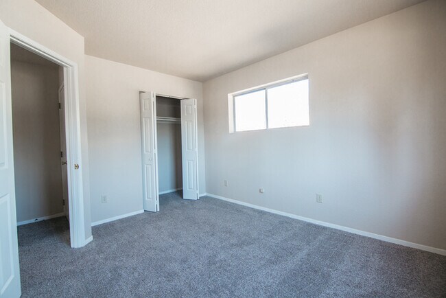 Building Photo - Newly updated Spirit Lake Apartment
