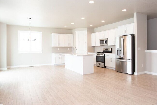 Building Photo - 3880 Safflower Dr
