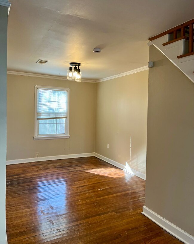 Building Photo - Great location in Garden District seconds from Downtown and LSU!