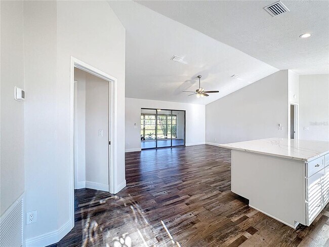 Foto del edificio - 1715 S Pebble Beach Blvd